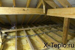 Утеплить потолок в деревянном доме